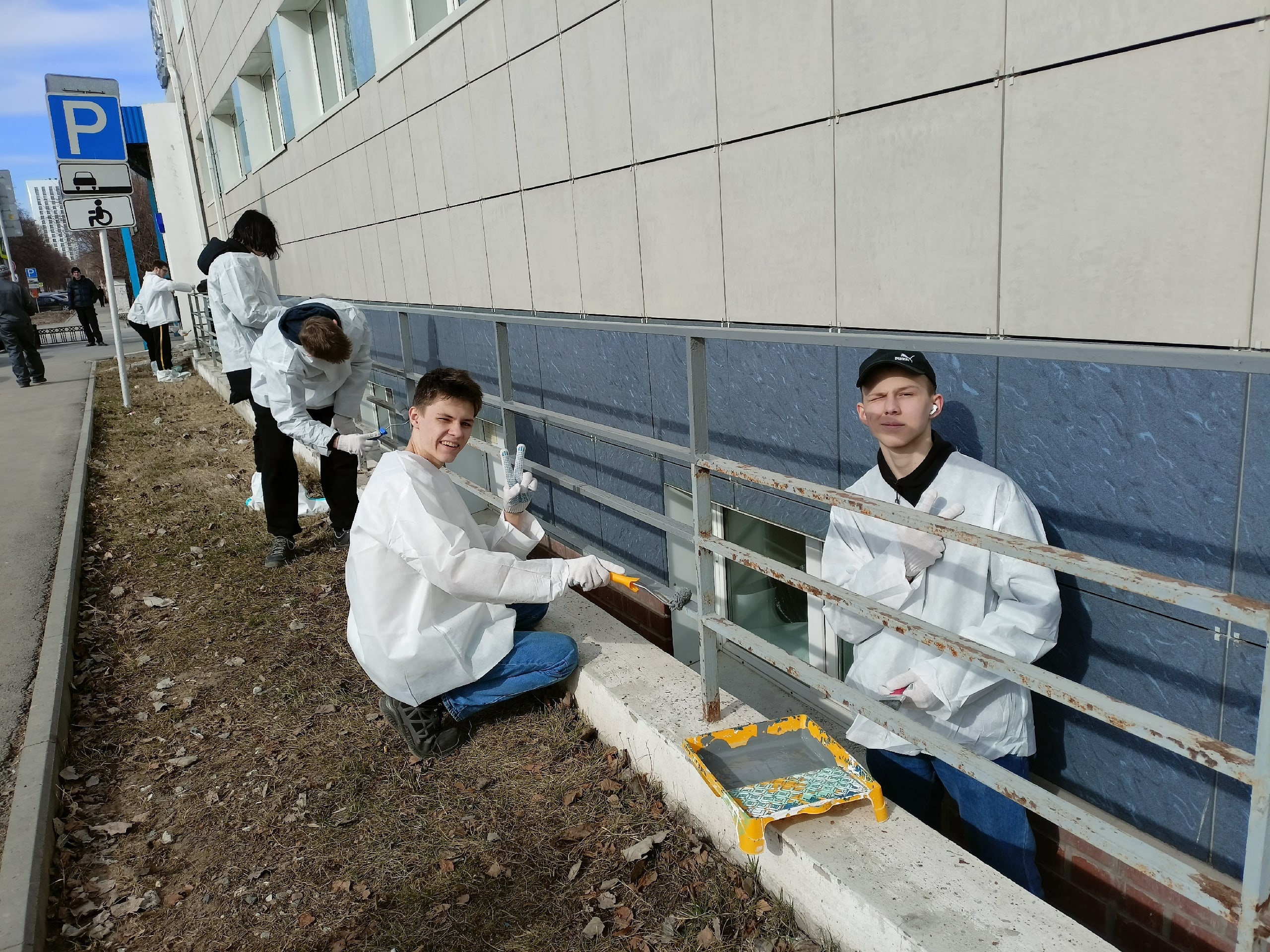 Добровольцы помогли убрать территорию Пермского Кардиодиспансера!